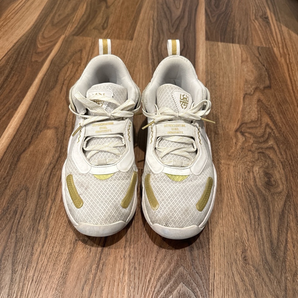 Outdoor basketball shoes